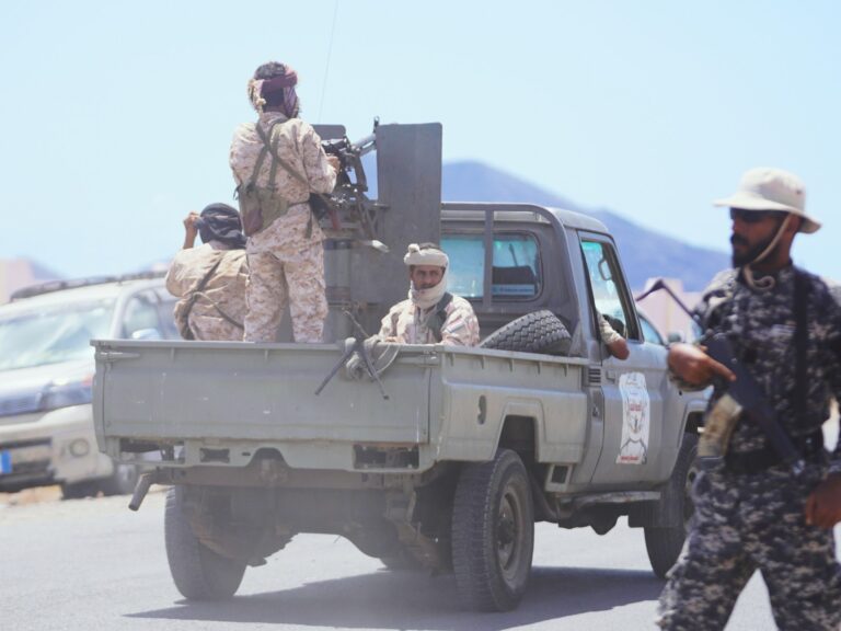 تحديث: الحوثيون يستهدفون مطار عدن والتحالف يعترض صاروخًا باليستيًا باتجاه الرياض