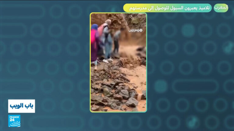 في مشهد تعبيري.. تلاميذ في أزيلال بالمغرب يقطعون السيول للالتحاق بمدرستهم