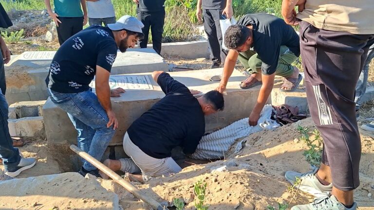 منقذون في غزة يواصلون انتشال جثامين الشهداء رغم المخاطر والتحديات