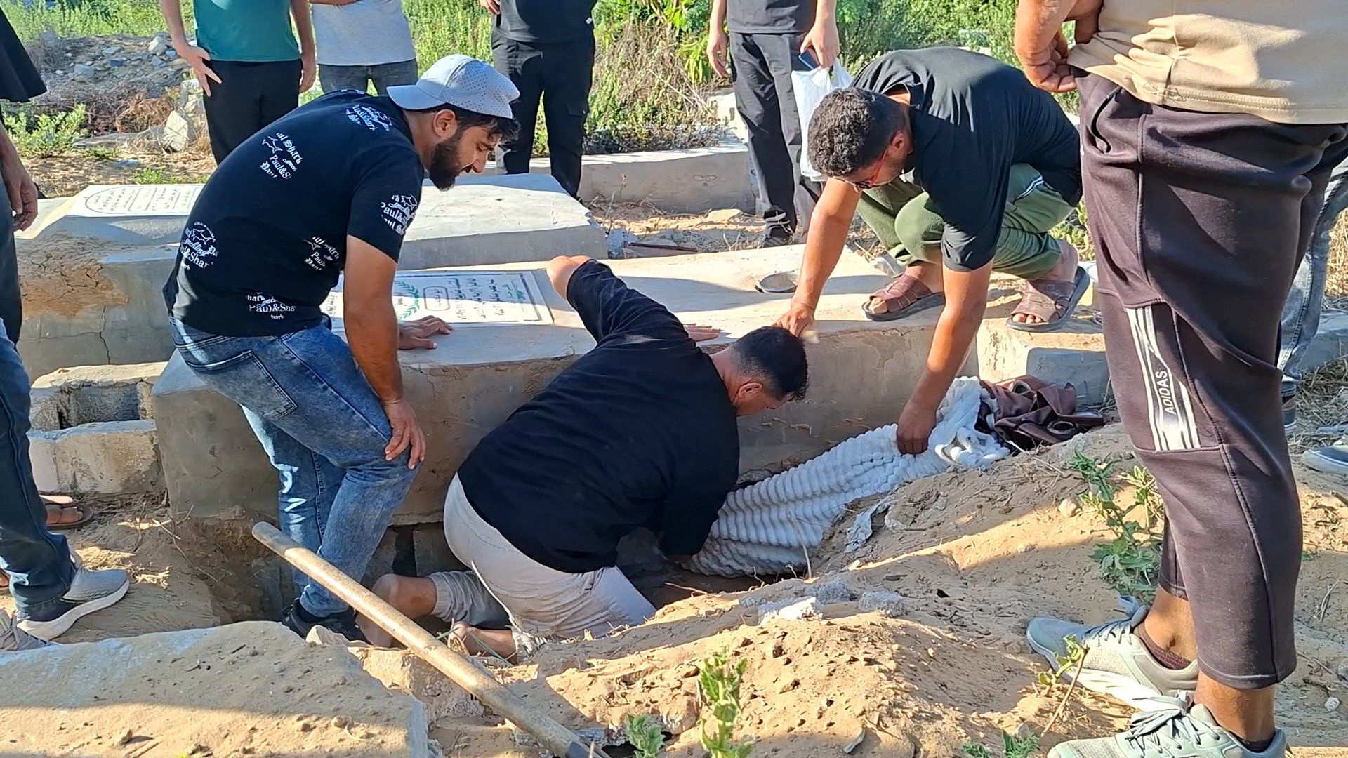 منقذون في غزة يواصلون انتشال جثامين الشهداء رغم المخاطر والتحديات