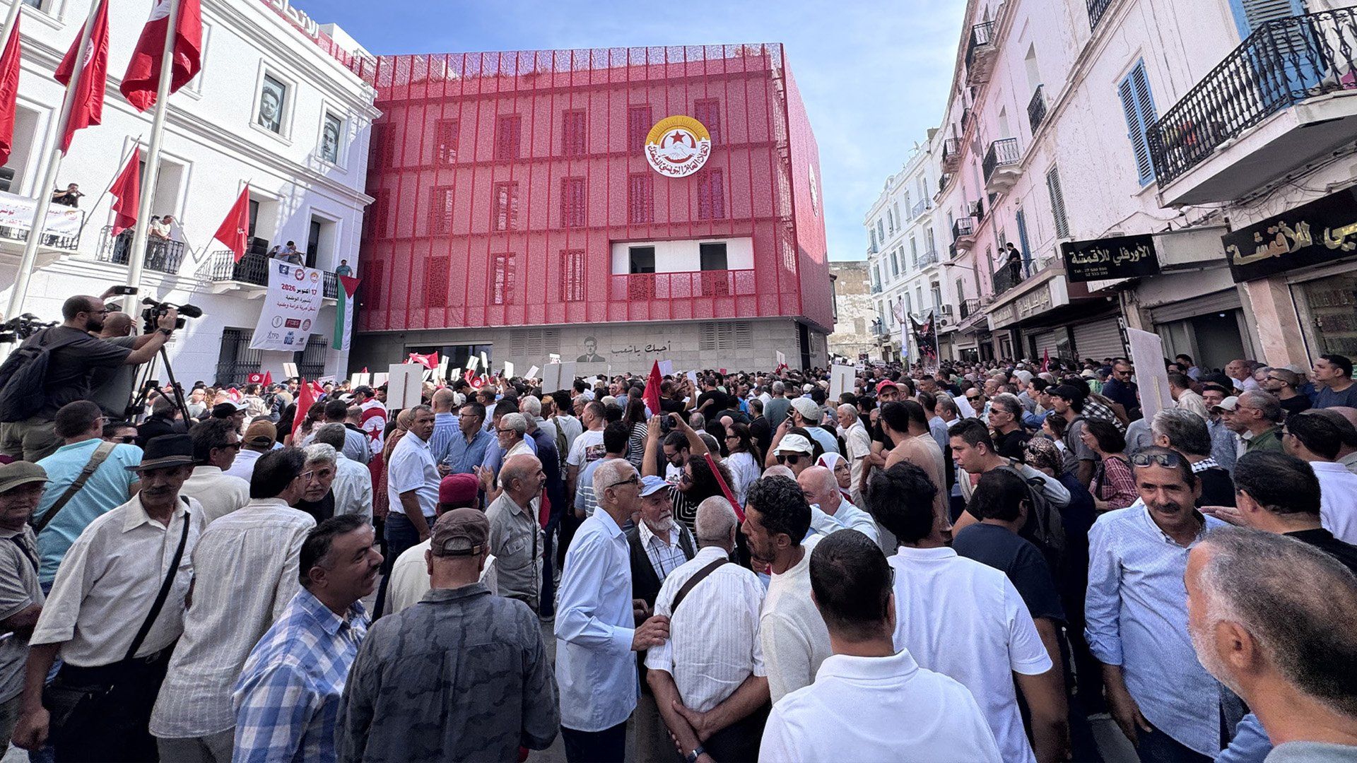 آلاف التونسيين يتظاهرون مجددًا مطالبين برحيل السلطة واستعادة الحريات