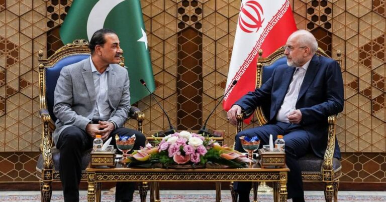 طهران ترسم خطوطها الحمراء خلال زيارة قائد الجيش الباكستاني وتصاعد التوتر في مضيق هرمز