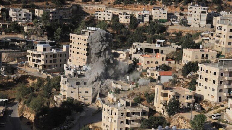 الجيش الإسرائيلي يفجر منزلين لفلسطينيين في الخليل باليوم الثامن للعدوان