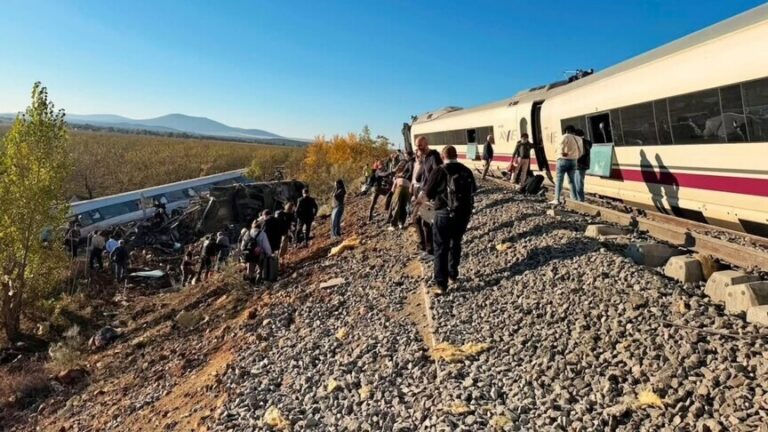 ارتفاع حصيلة ضحايا تصادم قطارين فائقَي السرعة في إسبانيا إلى 46 قتيلاً