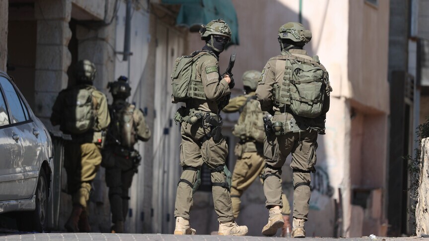 الجيش الإسرائيلي يعتقل 95 فلسطينياً ويجري معهم تحقيقات ميدانية في الضفة الغربية