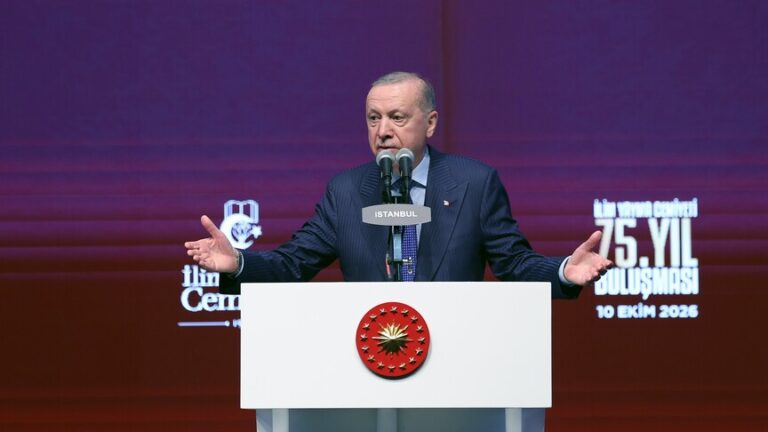 أردوغان يحذر من “أوليغارشيي التكنولوجيا” ويؤكد استهدافهم للشباب
