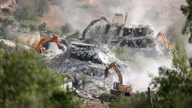 السلطات الإسرائيلية تجبر عائلتين فلسطينيين على هدم 3 منازل ذاتياً في القدس الشرقية