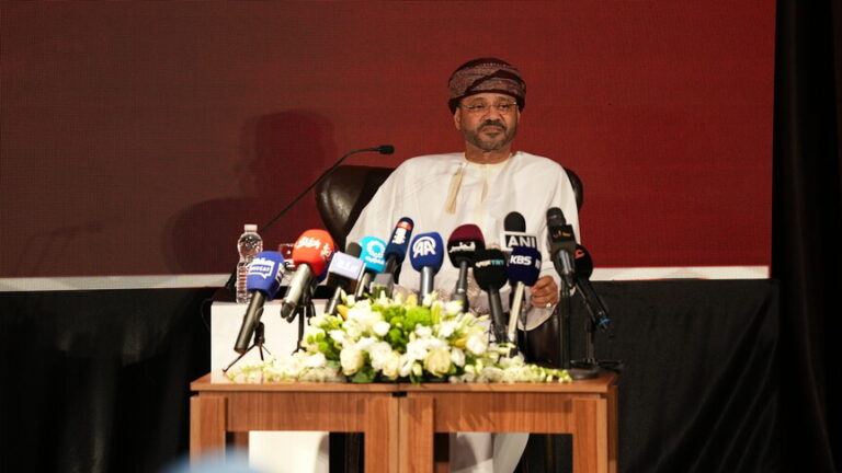 عُمان والسعودية تؤكدان على أهمية احتواء التوتر وتعزيز التهدئة في المنطقة