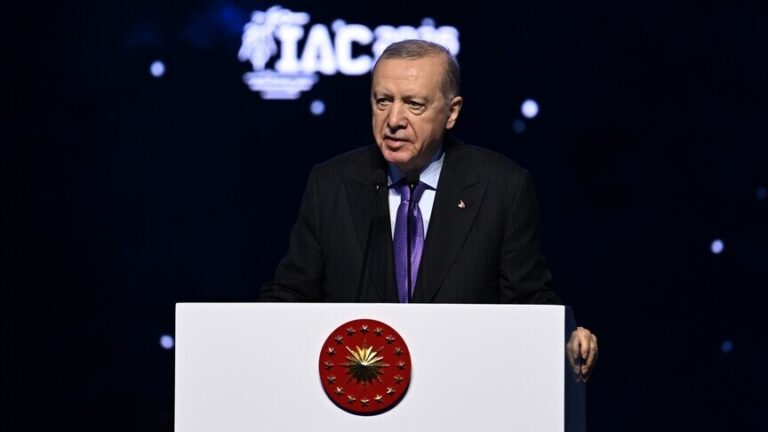 أردوغان يؤكد تقدم تركيا الكبير في سباق الفضاء ويعلن إنشاء ميناء فضائي في الصومال