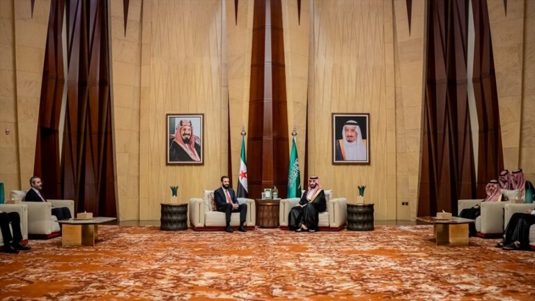 رئاسة سوريا تؤكد مناقشة الاقتصاد وإعادة الإعمار في مباحثات الشرع مع ولي العهد السعودي