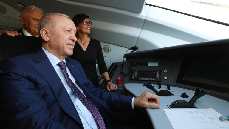 أردوغان يفتتح خط القطار السريع بين تشيركزكوي وقابي كوله لتعزيز الربط مع أوروبا وتطوير التجارة