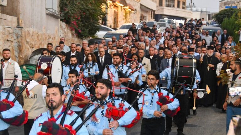وقفة ومسيرة تضامنية في الفحيص مع ضحايا هجوم كنيسة الكرك