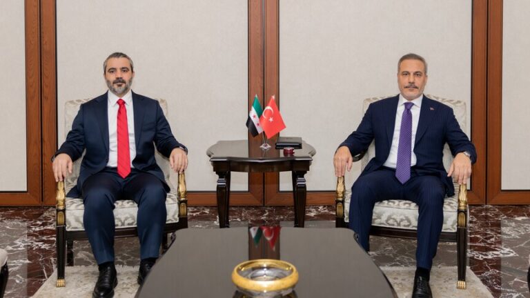 فيدان والشيباني يبحثان تعزيز العلاقات وتفعيل اللجنة العليا المشتركة بين تركيا وسوريا