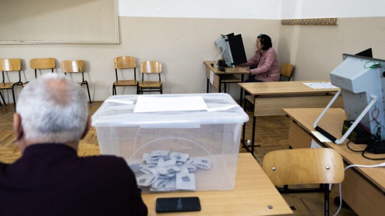 انتخابات الرئاسة في بلغاريا تتجه إلى جولة ثانية بين يوتوفا وغيوروف