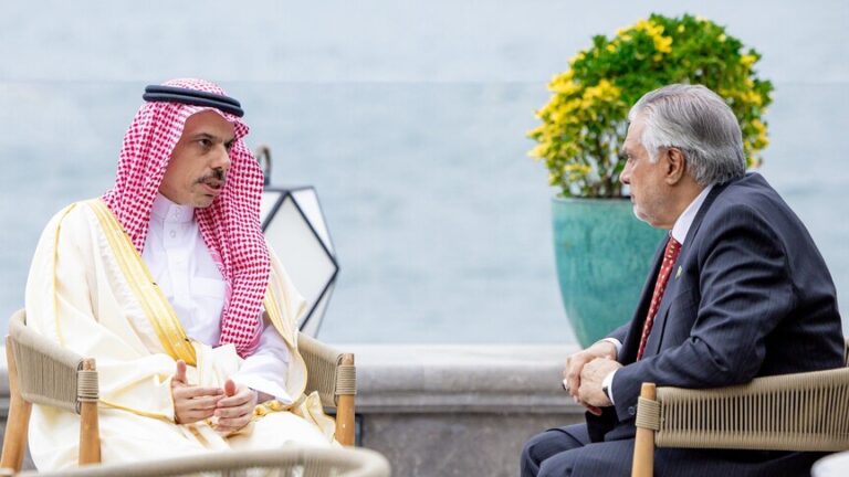 السعودية وباكستان تبحثان تطورات اليمن وأمن الملاحة البحرية في لقاء بإسطنبول