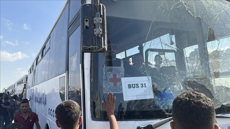 وصول 16 معتقلًا فلسطينيًا أفرجت عنهم إسرائيل إلى مجمع ناصر الطبي في غزة
