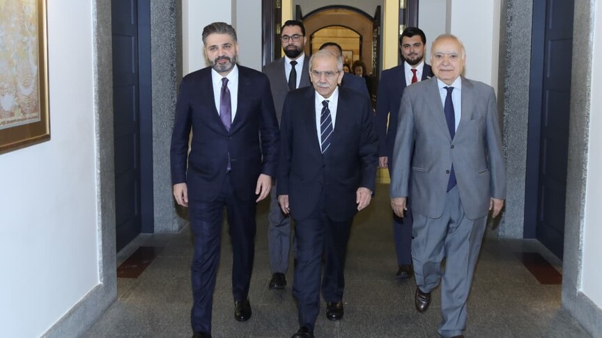 وزير الثقافة السوري يهدي رئيس الوزراء اللبناني نواف سلام سيفًا دمشقيًا ويعزز آفاق التعاون الثقافي