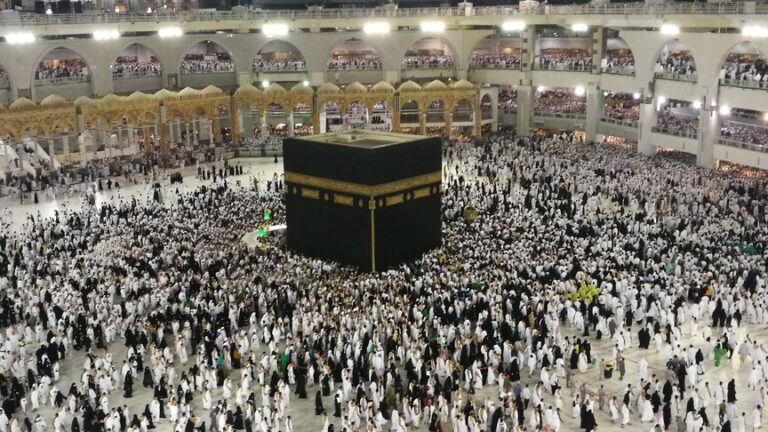 رئيس الحرمين وإمام المسجد النبوي يدينان استهداف جماعة الحوثي للمقدسات: جريمة محرمة شرعًا
