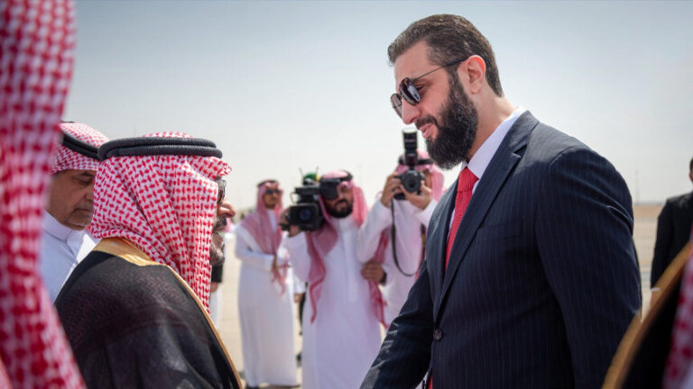 الرئيس السوري أحمد الشرع يصل الرياض في زيارة رسمية للقاء ولي العهد السعودي