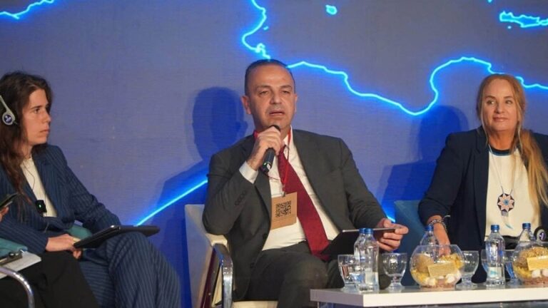 رئيس بلدية الخليل: الجيش الإسرائيلي يحاصر المدينة ويجبر 2200 فلسطيني على النزوح