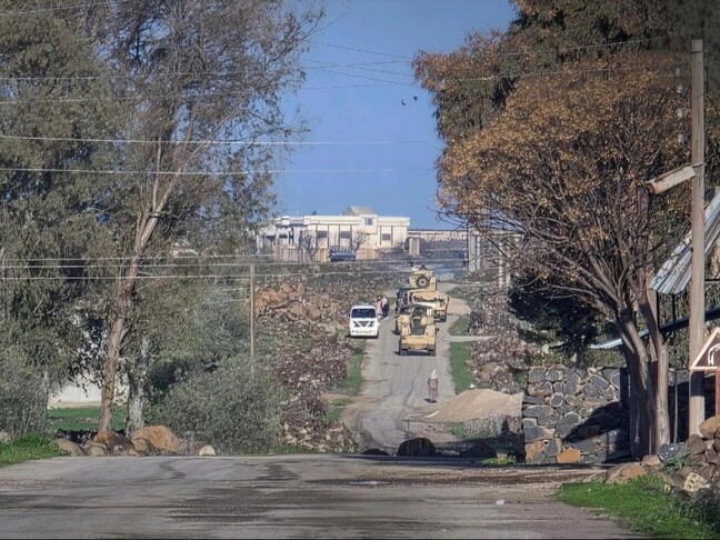 الجيش الإسرائيلي يقصف أطراف قرية الصمدانية الشرقية في القنيطرة بريف سوريا