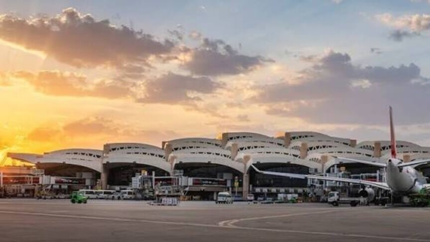 مطار الملك خالد بالرياض يعيد توزيع رحلاته بين قاعتين بعد هجمات الحوثي