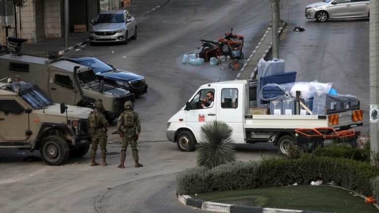 فلسطينيون مهجّرون قسراً من منازلهم بالخليل يطالبون بالعودة وسط استمرار العدوان الإسرائيلي