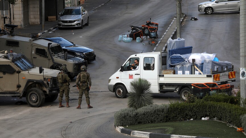 فلسطينيون مهجّرون قسراً من منازلهم بالخليل يطالبون بالعودة وسط استمرار العدوان الإسرائيلي
