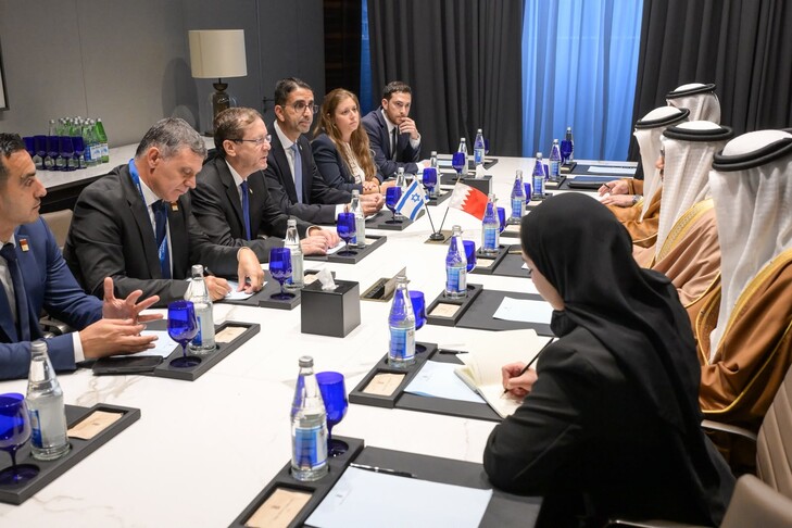 رئيس إسرائيل يبحث مع وزير خارجية البحرين العلاقات والتطورات الإقليمية في باكو