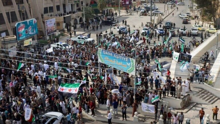 متظاهرون في الحسكة يطالبون بتسريع دمج قوات سوريا الديمقراطية وتعزيز حضور الدولة