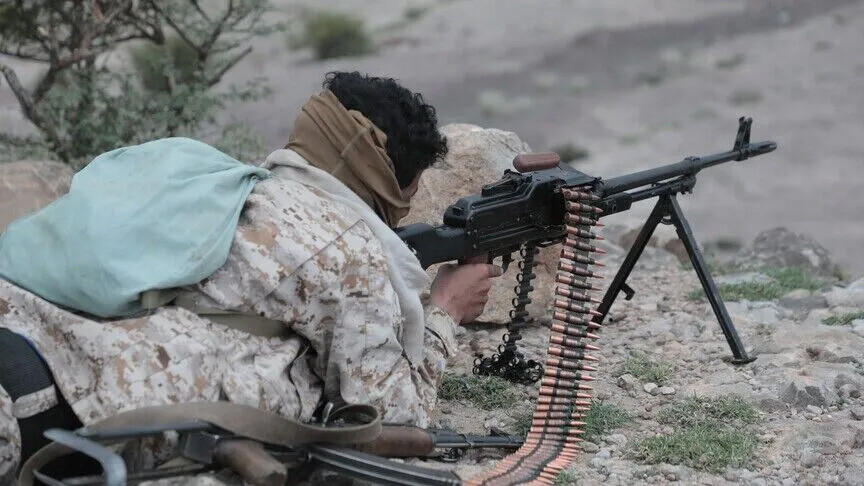 الحكومة اليمنية تستعيد 3 جبال استراتيجية بتعز والحوثيون يعلنون هجمات في الجوف ومأرب