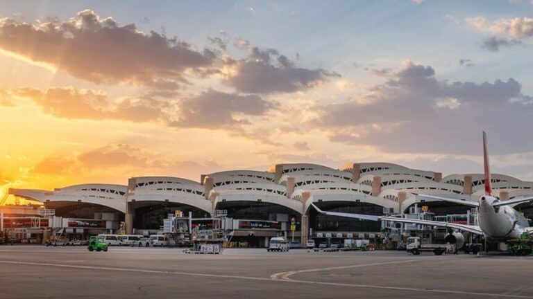 اضطرابات بمطار الملك خالد بالرياض وسط هجمات وتداعيات أمنية واستدعاء المسافرين للتحقق من رحلاتهم