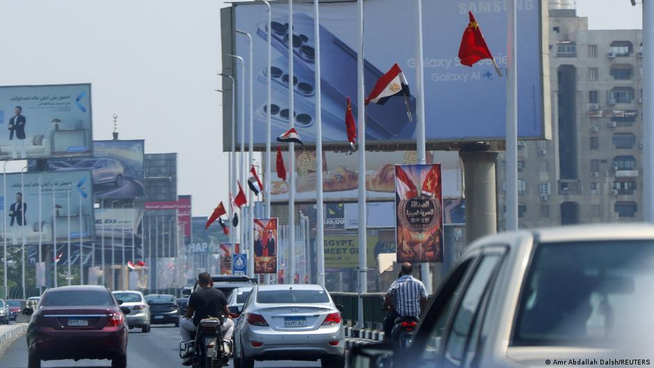 جدل واسع في مصر بعد “اختراق” عرض مواد إباحية على لوحة إعلانية في طريق 26 يوليو